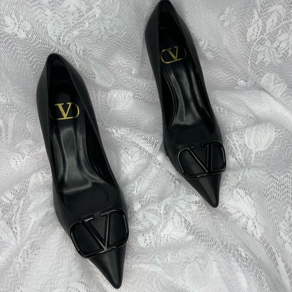 Valentino Used Vlogo Black Leather Pumps w/ Pointed Toe size 37 - Picture 2 of 6
